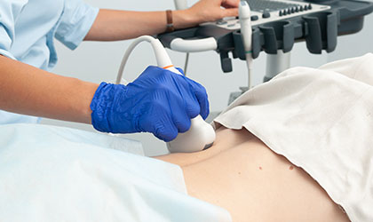 Profissional de saúde realizando ultrassonografia na coluna do paciente