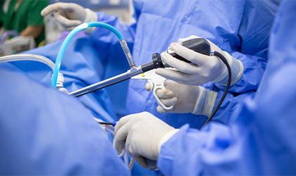 Cirurgiões realizando uma artroscopia do tornozelo
