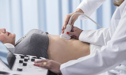 Hepatologista realizando ultrassonografia na paciente