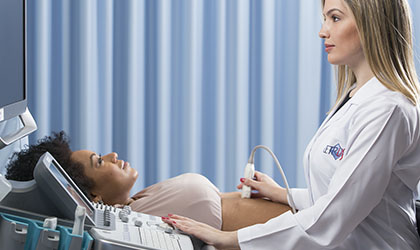 Profissional de saúde realizando ultrassonografia na paciente