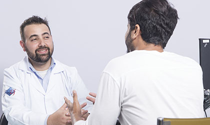 Profissional de saúde conversando com um paciente
