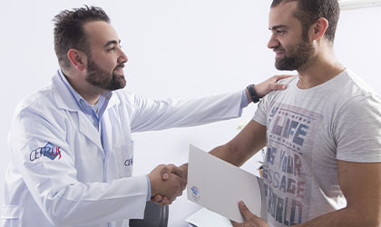 Profissional de saúde conversando com um paciente e o cumprimentando