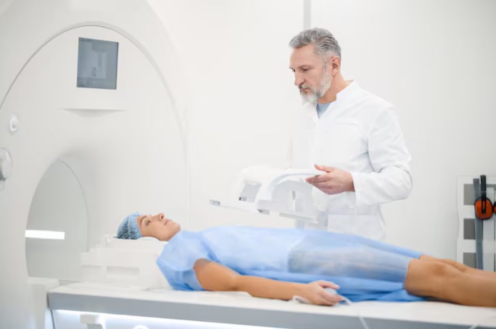médico com paciente pronta para o exame de ressonância magnética do abdômen