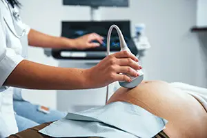 médica faz Ecocardiografia Fetal em grávida